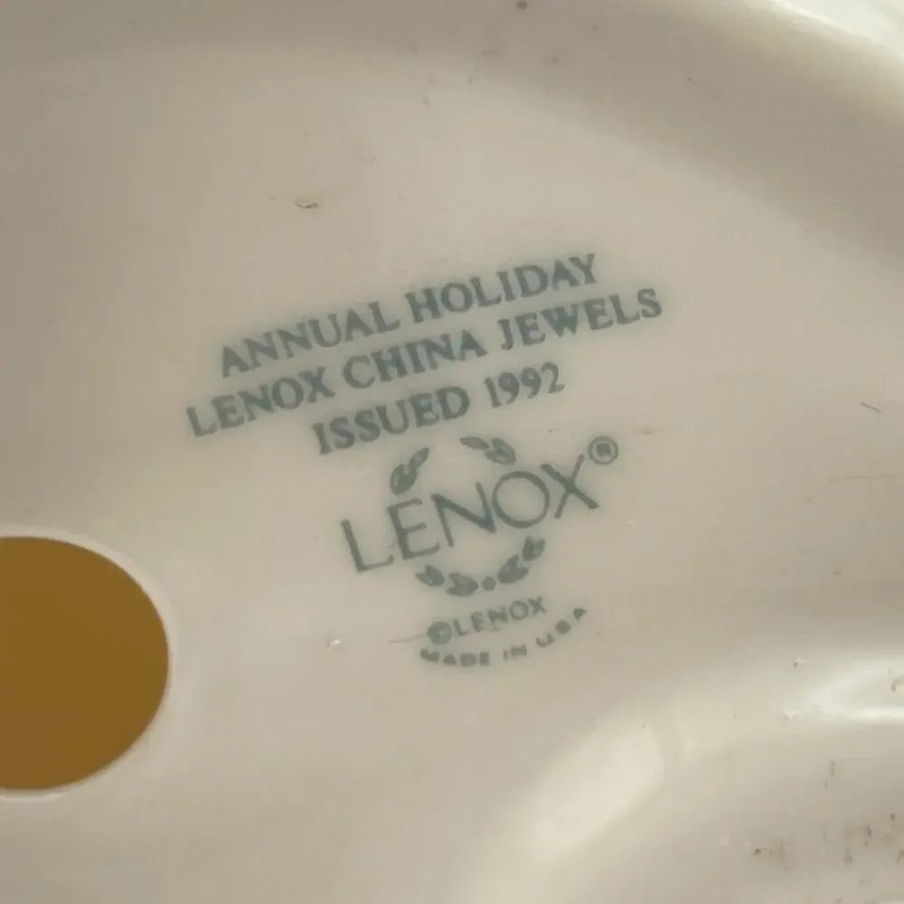 1992 Lenox Jewels Annual Holiday Labrador Retriever Dog with Present Figurine